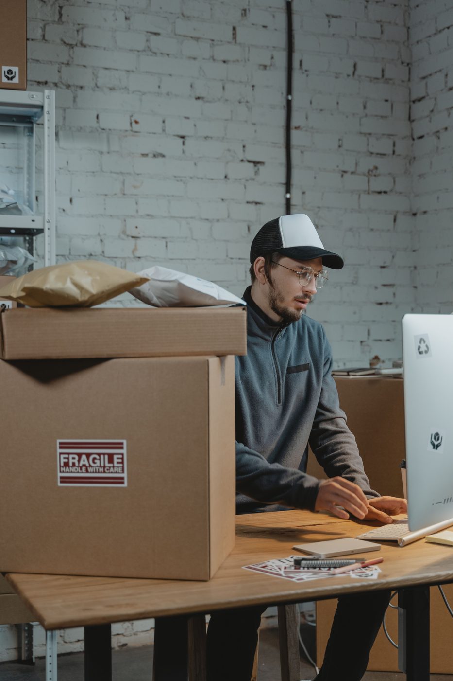 Persona gestionando pedidos y paquetes de dropshipping desde su computador